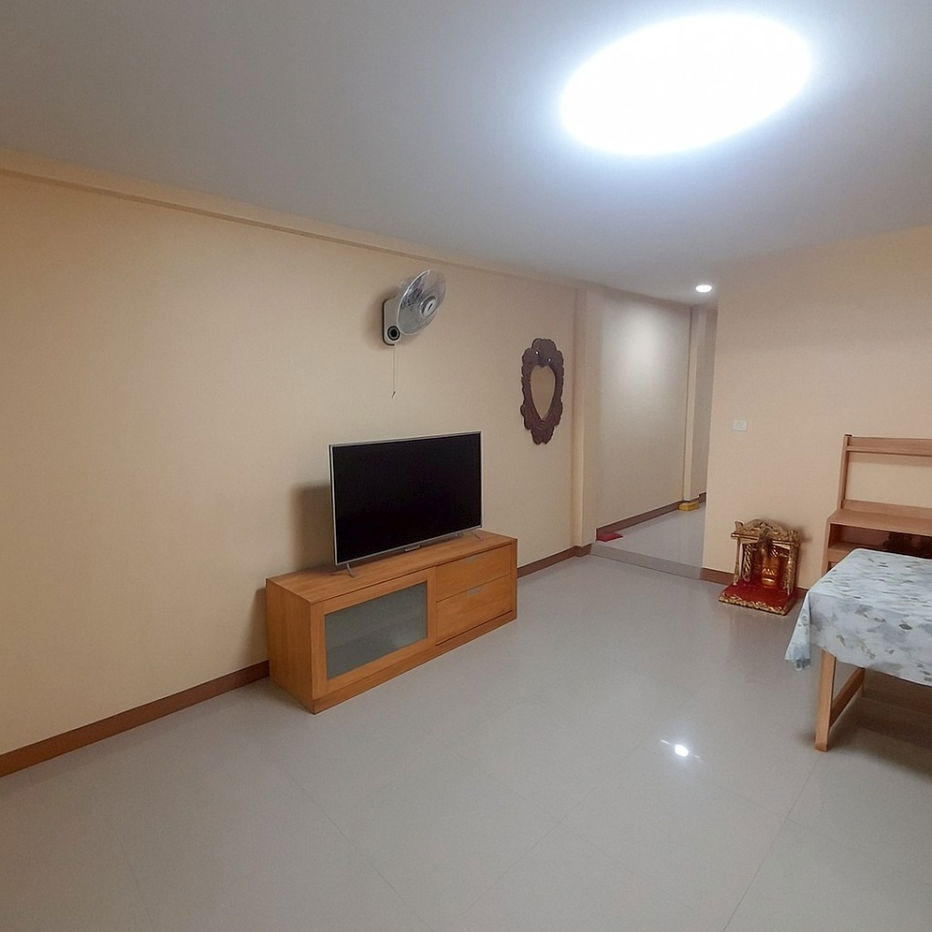picture townhouse, newly renovated, ready to move in! Near the Orange Line, Min Phatthana Station, only 700 m. - 3/20