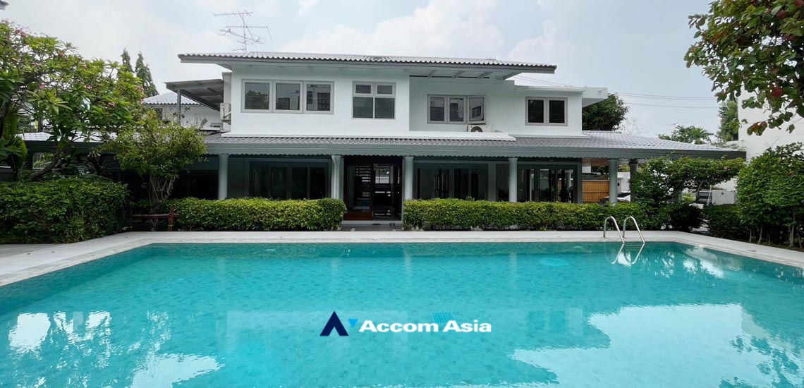รูป 🔼🔽 AccomA 📩 Exclusive Detached House for Rent in Ekkamai – Private Gated Compound with Only 2 Homes! Shared Swimming pool & Garden (610073) - รูปที่ 2/20