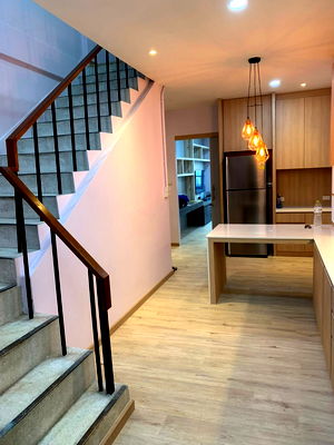 Townhouses for rent :  For rent 4-story building with rooftop 🏢Located in the heart of Asoke-Din Daeng, in the Din Daeng-Ratchada-Huai Khwang-Rama 9 area