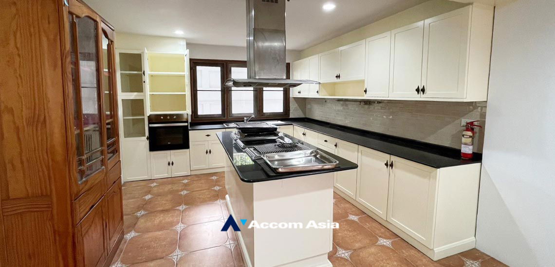 รูป 🔼🔽 AccomA 📩 Exclusive Detached House for Rent in Ekkamai – Private Gated Compound with Only 2 Homes! Shared Swimming pool & Garden (610073) - รูปที่ 8/20
