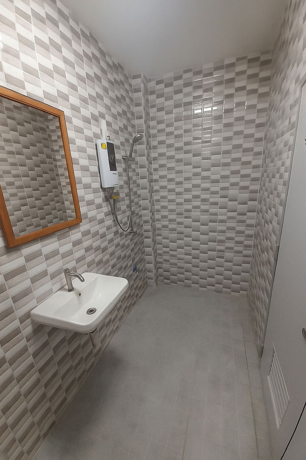 picture townhouse, newly renovated, ready to move in! Near the Orange Line, Min Phatthana Station, only 700 m. - 20/20
