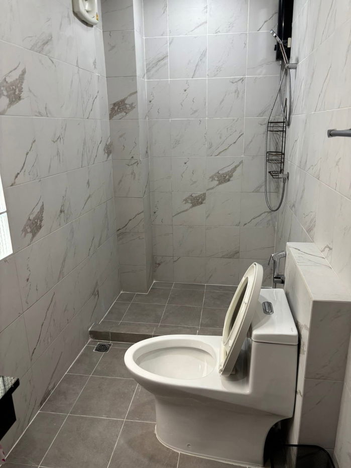 picture  For rent 4-story building with rooftop 🏢Located in the heart of Asoke-Din Daeng, in the Din Daeng-Ratchada-Huai Khwang-Rama 9 area - 13/15