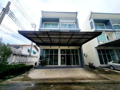 Townhouses for sale Bangkok : FOR SALE  TOWNHOUSE PROPERTY  9500000 BAHT.