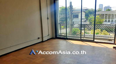 Townhouses for rent : 🔼🔽 AccomA 📩 Pet friendly,Home Office 5 BR Townhouse in Khlong Ton Nuea (AA26752)