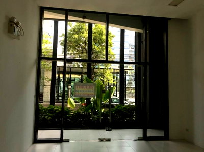 Condos for rent : Shop for rent under the Capital Condo, Ratchaprarop -Vibhavadi, area 22.36 sqm. Size 4.3 × 5.2 m. Rent 13,000 baht/month.
