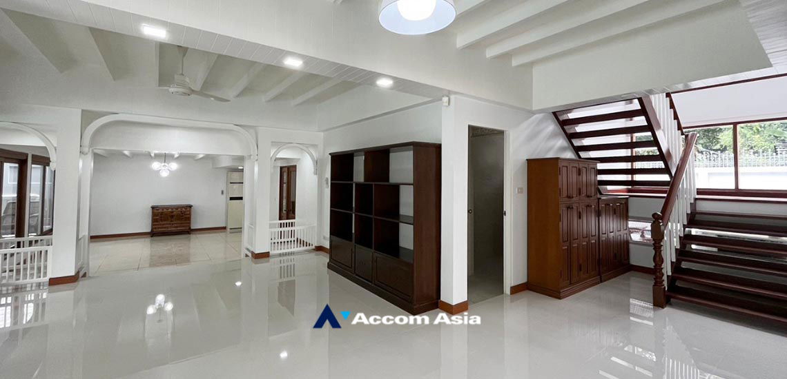 รูป 🔼🔽 AccomA 📩 Exclusive Detached House for Rent in Ekkamai – Private Gated Compound with Only 2 Homes! Shared Swimming pool & Garden (610073) - รูปที่ 16/20