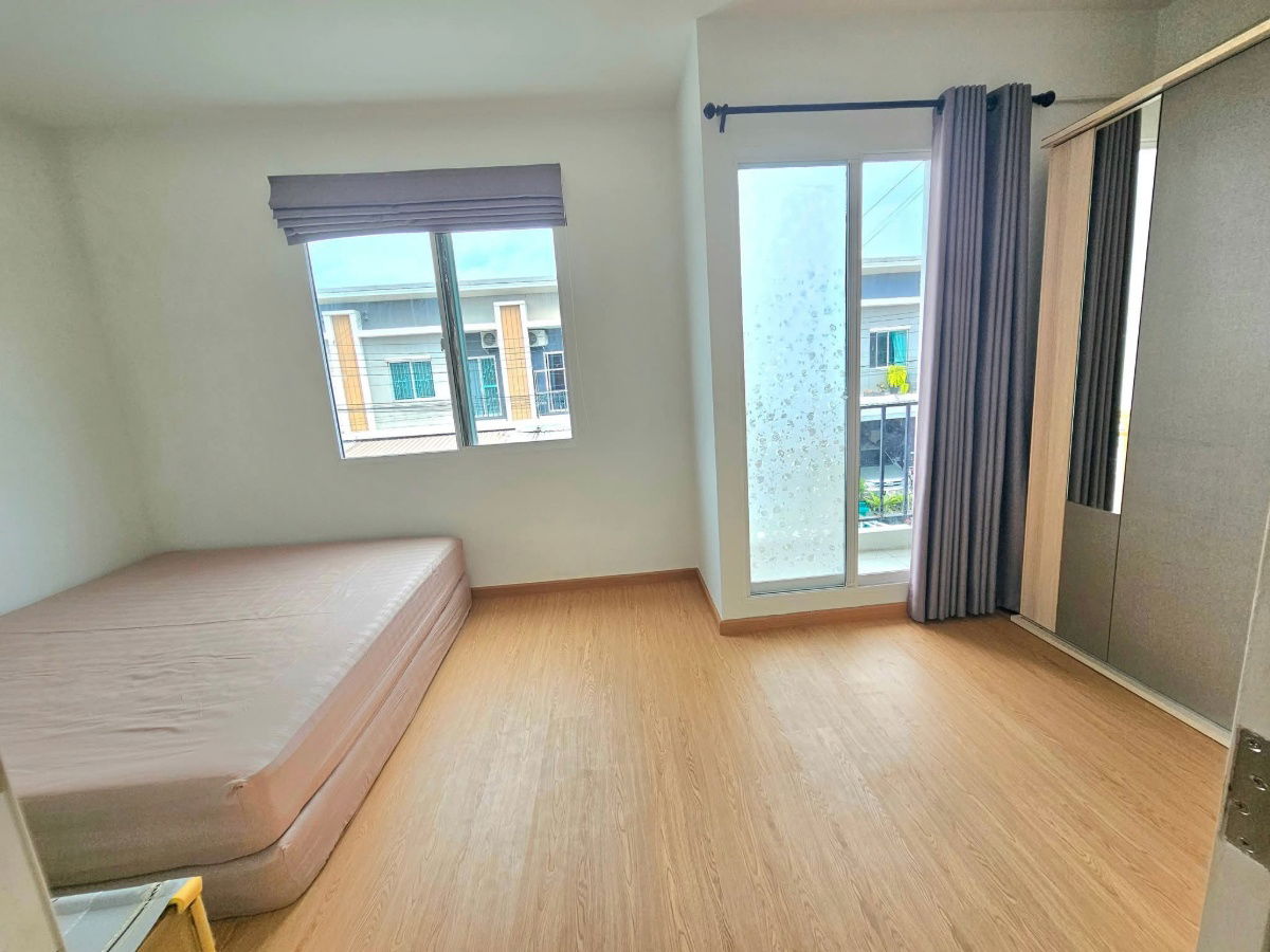 picture 🔊 For rent 🏡 Townhouse 📌 Corner house, Pleno Village, behind Thai Singapore School 🚇 Near BTS Sri Lasalle 💸 Rental price 25,000 baht/month - 10/16