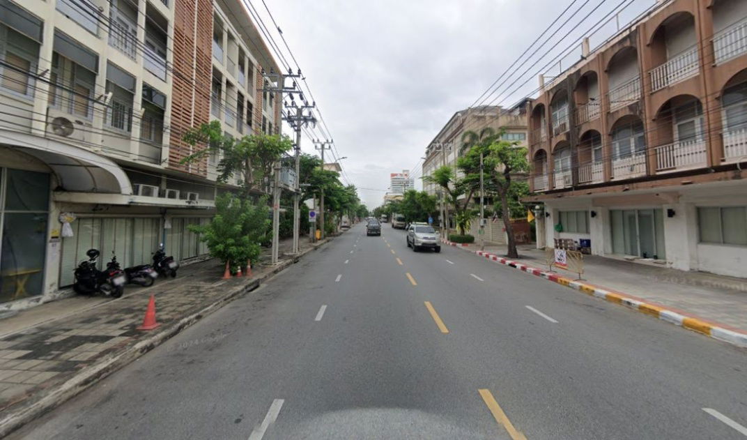 รูป ขายที่ดินพร้อมบ้านติดถนนพิชัย เดินทางเข้าออกสะดวก ใกล้แม็กโคร สามเสน - รูปที่ 2/4