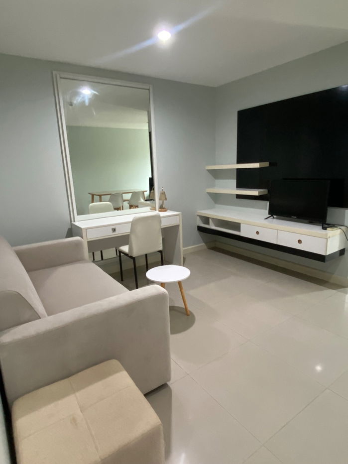 รูป ให้เช่าห้องใหญ่ เฟส3  ห้องมุม ติดทางหนีไฟ วิวสระ 44 ตรม   - รูปที่ 1/7