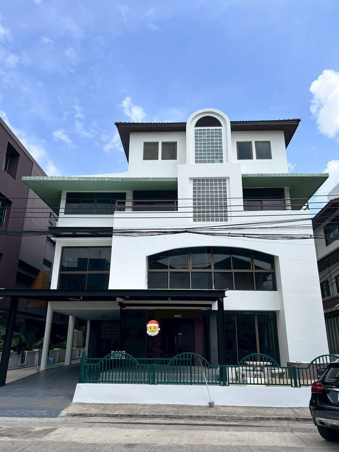 รูป  ให้เช่า! โฮมออฟฟิศ 4 ชั้น พื้นที่ใช้สอยกว่า 500 ตร.ม. 📍 หมู่บ้านทาวน์อินทาวน์ ศรีวรา – ย่านธุรกิจศักยภาพสูง - รูปที่ 1/19