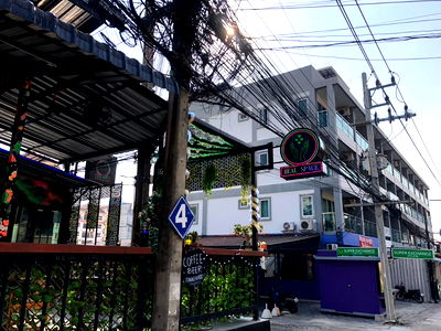 พื้นที่ขายของ ถนนพระตำหนัก : ให้เซ้งร้านอาหาร บนเขาพระตำหนักซอย 4 