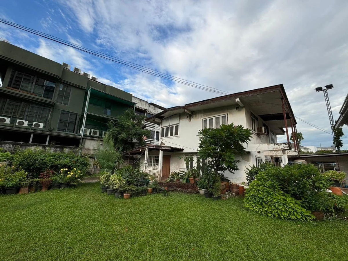 รูป 📌 บ้านเดี่ยวให้เช่า ซ.เอกมัย 28 สุขุมวิท 63 – บ้านใหญ่พร้อมสวน บรรยากาศร่มรื่น เหมาะอยู่อาศัย/Home Office/Clinic สนใจ Line ID : @951qfbfi - รูปที่ 1/10
