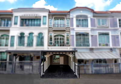 ทาวน์โฮม กรุงเทพมหานคร : ขายบ้าน 3 ชั้น โครงการ บ้านกลางเมือง ลาดพร้าว-โชคชัย4  เซ็นทรัลอีสต์วิวล์, เดอะคริสตรัล เอกมัย-รามอินทรา, คริสตัลพาร์ค  ใกล้โรงพยาบาลลาดพร้าว,