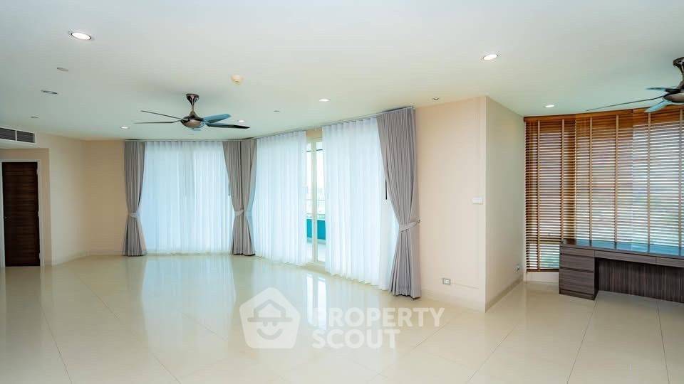 picture 4-BR Condo at Watermark Chaophraya near BTS Krung Thon Buri (ID 1837755) - 2/10