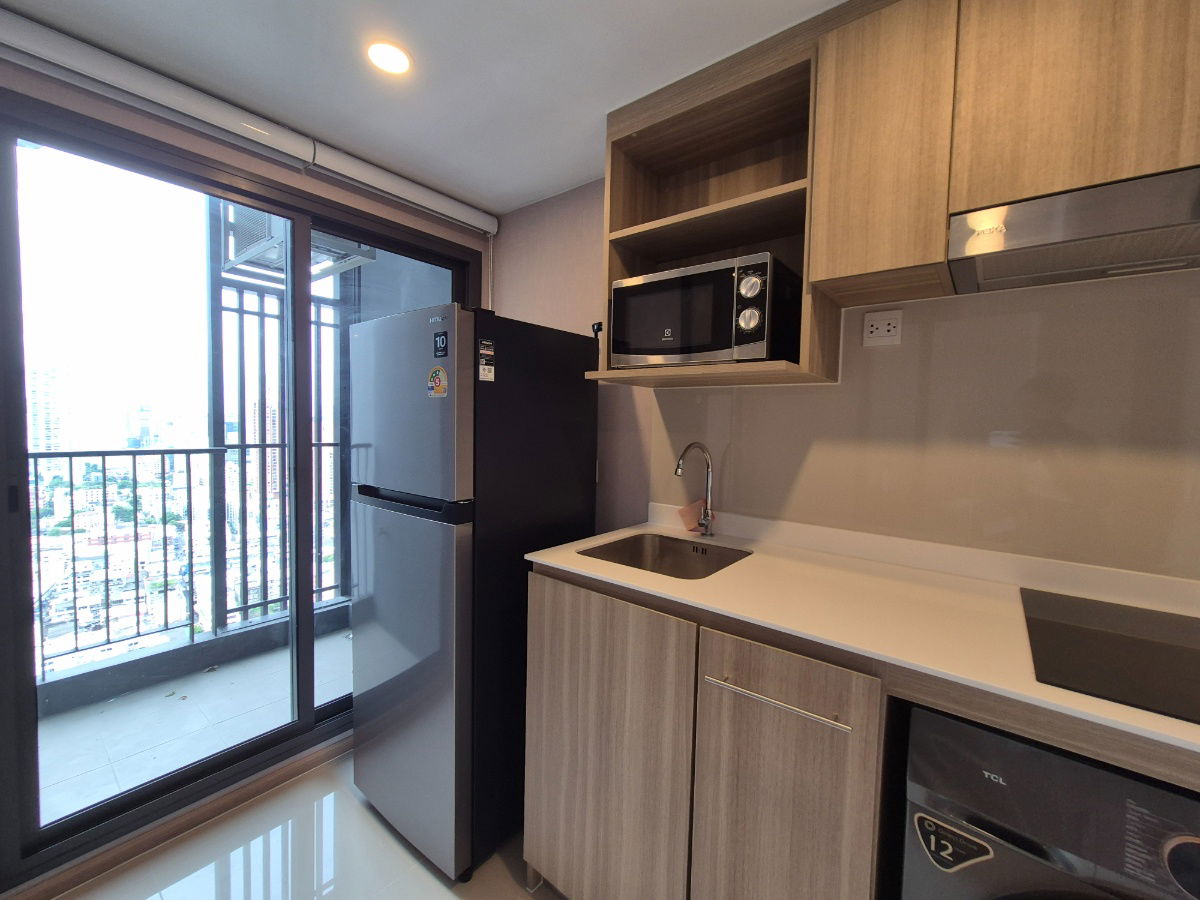 รูป พร้อมเช่า ไลฟ์ พระราม 4-อโศก 1 ห้องนอน สองชั้น พร้อมครัวปิด  - รูปที่ 8/14