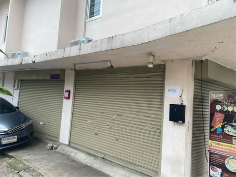 Shophouse for rent commercial building Soi Inthamara