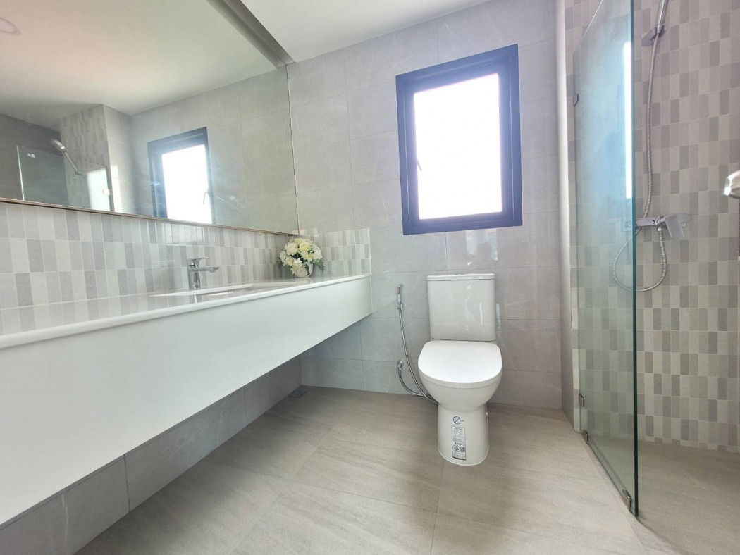 รูป ขายบ้านเดี่ยวหมู่บ้านปัญญาเลคโฮม ตกแต่งใหม่สวยหรู​ 286 ตร.ว​ 4 นอน​ 4 น้ำ​ + ห้องนอนแม่บ้าน+ห้องน้ำ​ +  1 ห้องน้ำรับแขก​ - รูปที่ 11/12