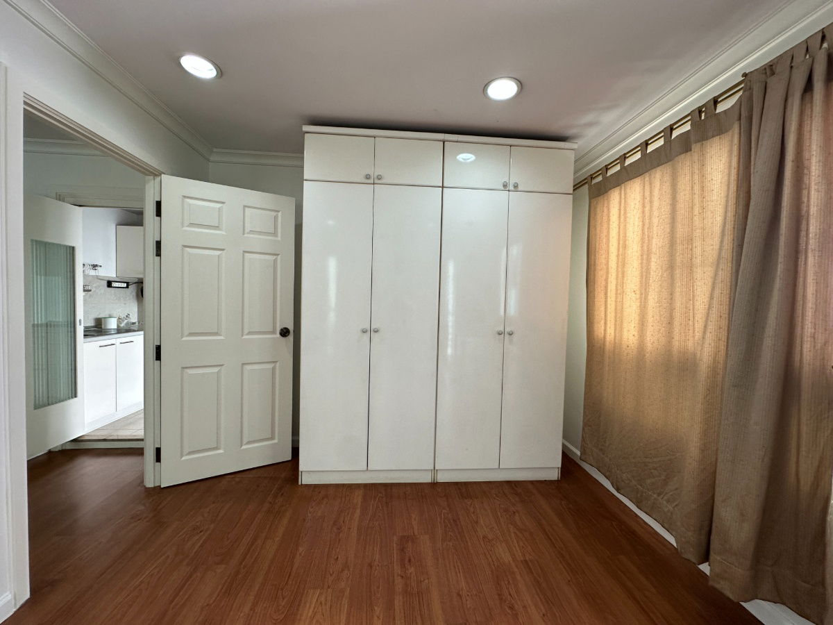 picture Urgent Sale below market price  🔥 Locate middle of Bangkok and close to BTS Phrom Phrong station Lumpini Suite Sukumvit 41 / 1 Bedroom 1 Bathroom - 3/10