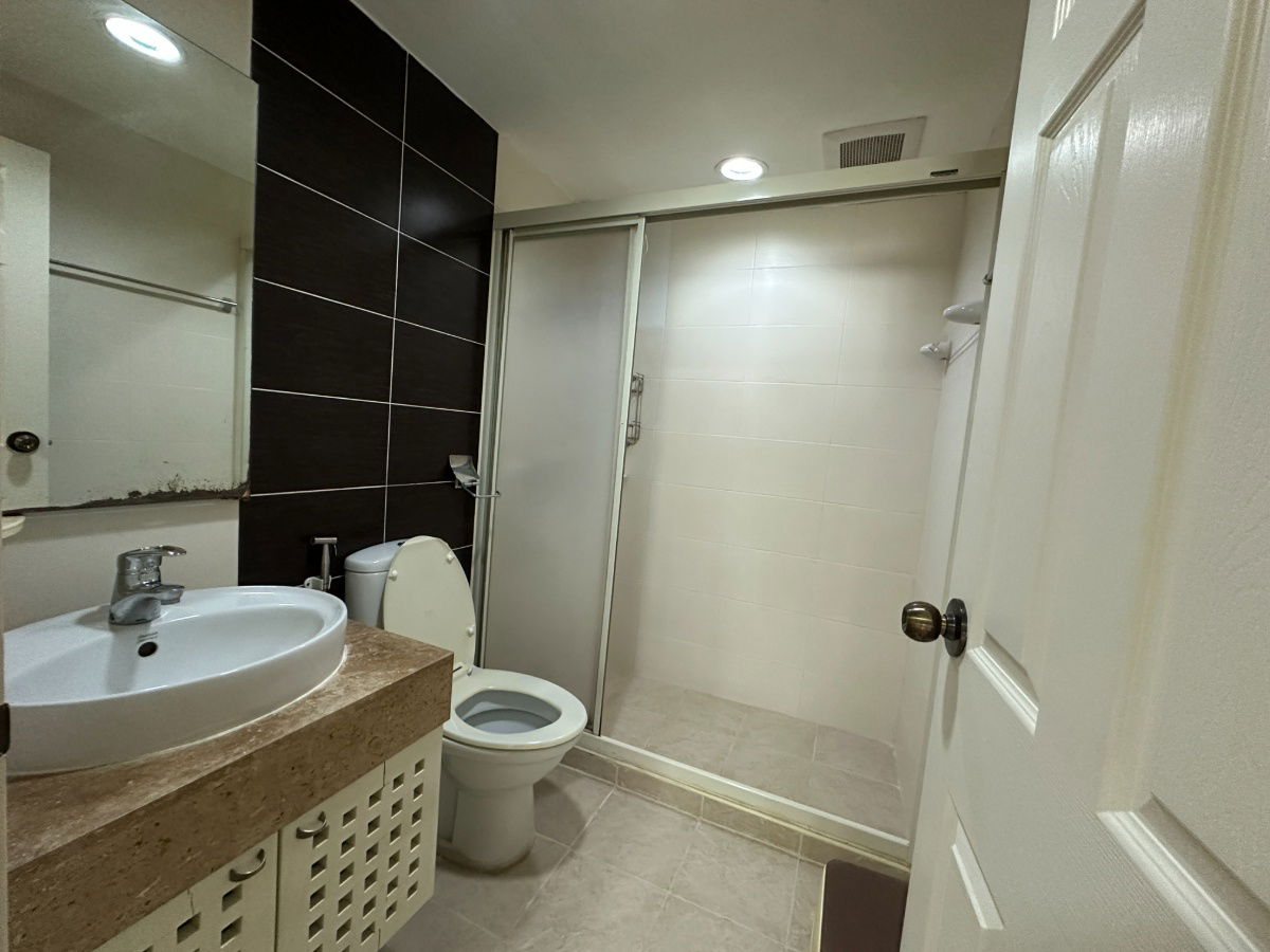 picture Urgent Sale below market price  🔥 Locate middle of Bangkok and close to BTS Phrom Phrong station Lumpini Suite Sukumvit 41 / 1 Bedroom 1 Bathroom - 10/10