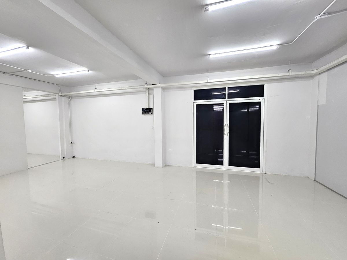 รูป WS2557 🏢 ห้องว่างให้เช่า ติดถนนลาดกระบัง เหมาะสำหรับ ออฟฟิศ / ร้านค้า / โกดังขนาดเล็ก เพียง 17,500 บาท/เดือน - รูปที่ 24/31