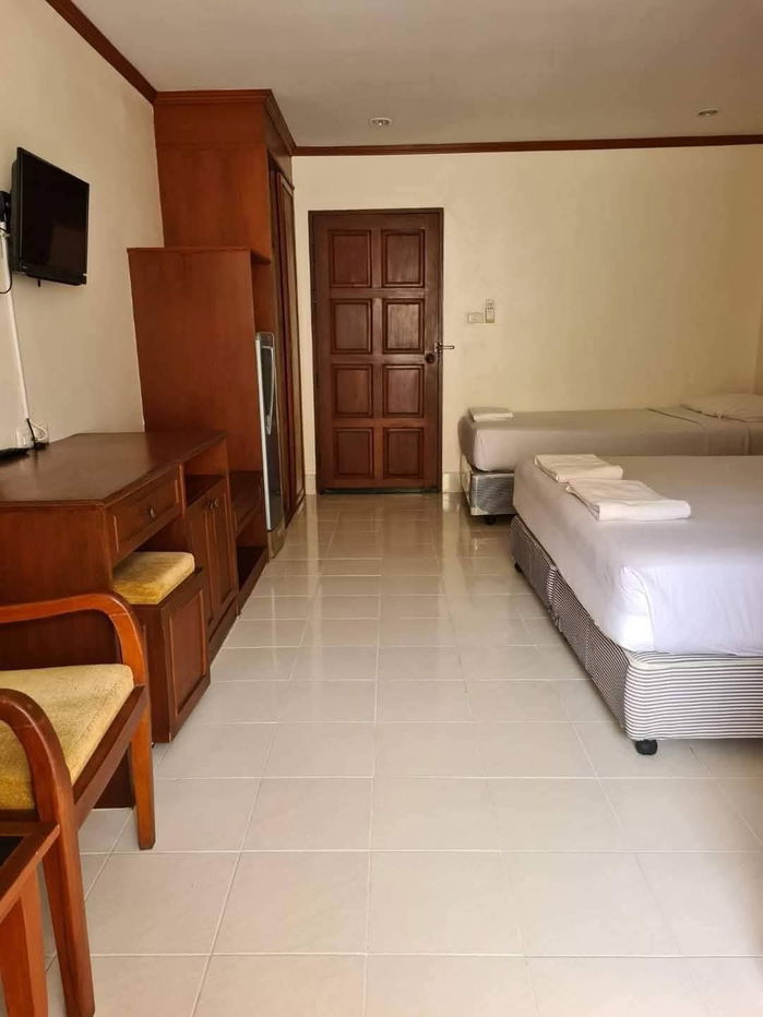 picture Hotel for sale, good location, Khao Phra Tamnak-Pattaya - 11/16