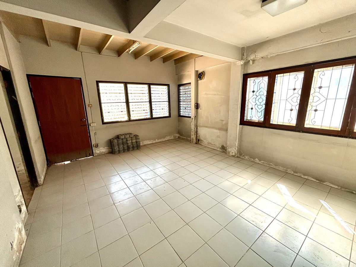 รูป 📌 บ้านเดี่ยวให้เช่า ซ.เอกมัย 28 สุขุมวิท 63 – บ้านใหญ่พร้อมสวน บรรยากาศร่มรื่น เหมาะอยู่อาศัย/Home Office/Clinic สนใจ Line ID : @951qfbfi - รูปที่ 10/10