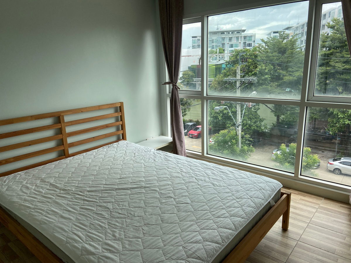 รูป ให้เช่าห้องใหญ่ เฟส3  ห้องมุม ติดทางหนีไฟ วิวสระ 44 ตรม   - รูปที่ 6/7