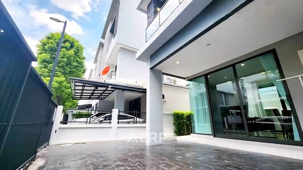 picture 3-story luxury house for sale, Baan Klang Muang Village, Classe Ekkamai-Ramindra. Near Ramindra - At Narong Expressway - 3/19