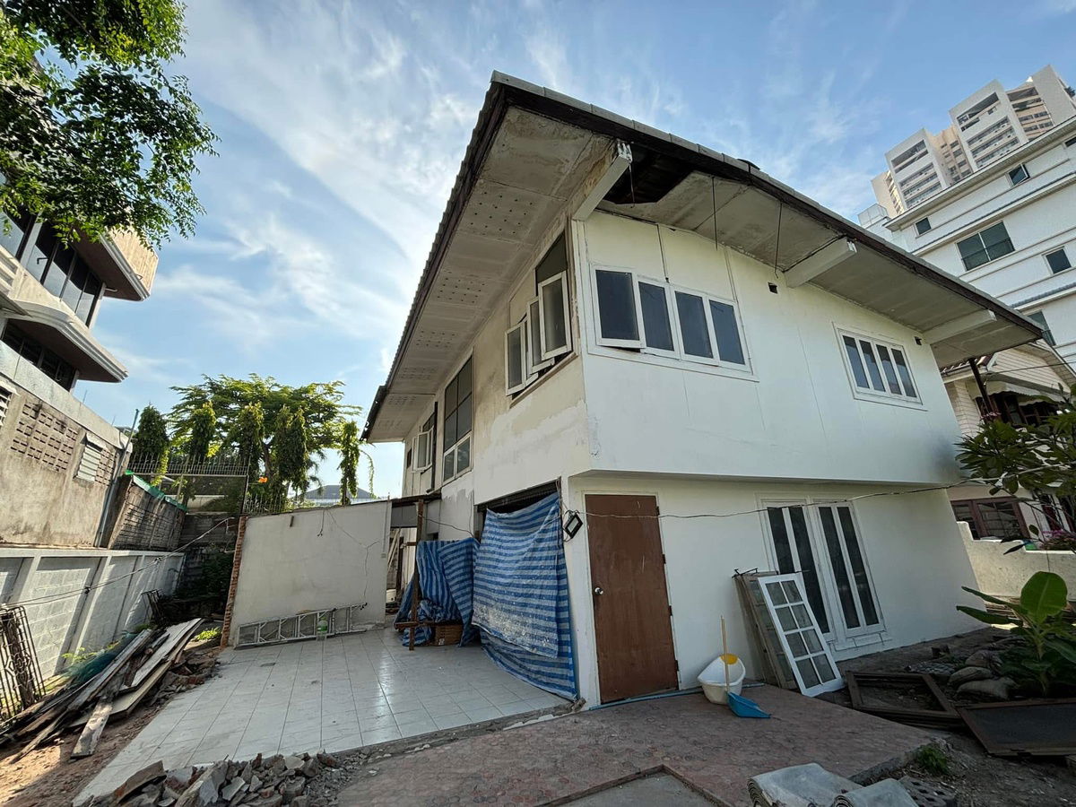 รูป 📌 บ้านเดี่ยวให้เช่า ซ.เอกมัย 28 สุขุมวิท 63 – บ้านใหญ่พร้อมสวน บรรยากาศร่มรื่น เหมาะอยู่อาศัย/Home Office/Clinic สนใจ Line ID : @951qfbfi - รูปที่ 9/10