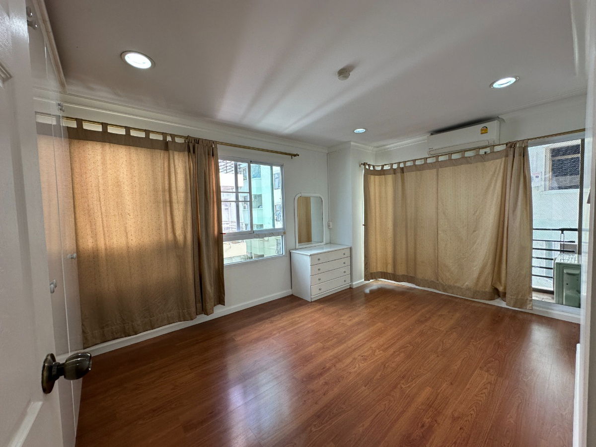 picture Urgent Sale below market price  🔥 Locate middle of Bangkok and close to BTS Phrom Phrong station Lumpini Suite Sukumvit 41 / 1 Bedroom 1 Bathroom - 1/10