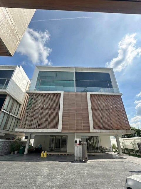 รูป ให้เช่า Business Penthouse 6 ชั้น ซอยรัชดา 32 ใกล้ MRT สถานีลาดพร้าว - รูปที่ 1/13