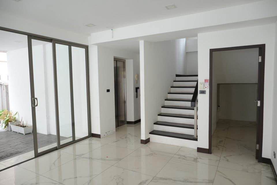 รูป ให้เช่า Business Penthouse 6 ชั้น ซอยรัชดา 32 ใกล้ MRT สถานีลาดพร้าว - รูปที่ 12/13
