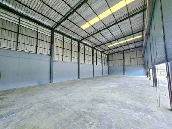 รูป ตลาดนัดวัดนราภิรมย์ 2.5 กม. ถูกที่สุดในโลก ให้เช่าโกดัง พร้อมออฟฟิศ 2ชั้น 965ตร.ม. MR.DIY โลตัส นราภิรมย์ 2กม.245 ตร.วา. 6น้ำ ร 5 นอน - รูปที่ 2/8