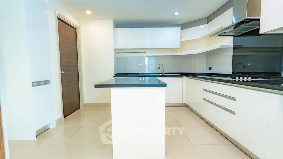 picture 4-BR Condo at Watermark Chaophraya near BTS Krung Thon Buri (ID 1837755) - 1/10
