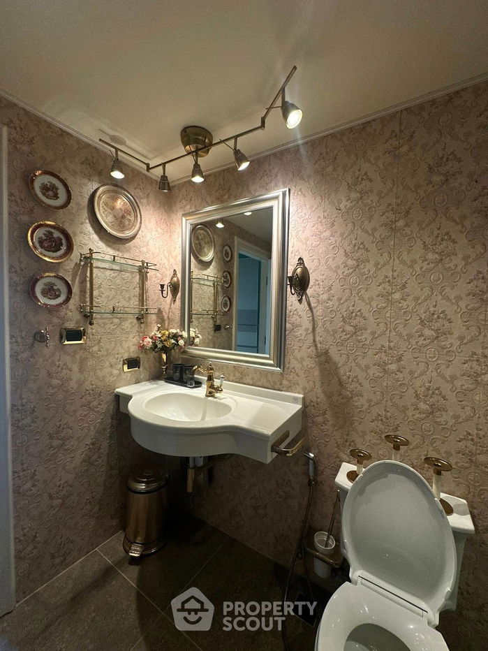 picture 2-BR Condo at Serene Place Sukhumvit 24 Condominium near BTS Phrom Phong (ID 2237735) - 3/9
