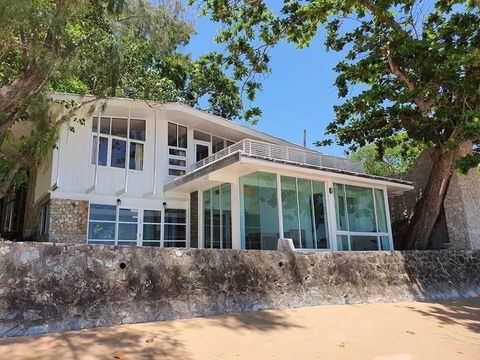 House for sale in a prime location, next to the sea, Wongamat, North Pattaya