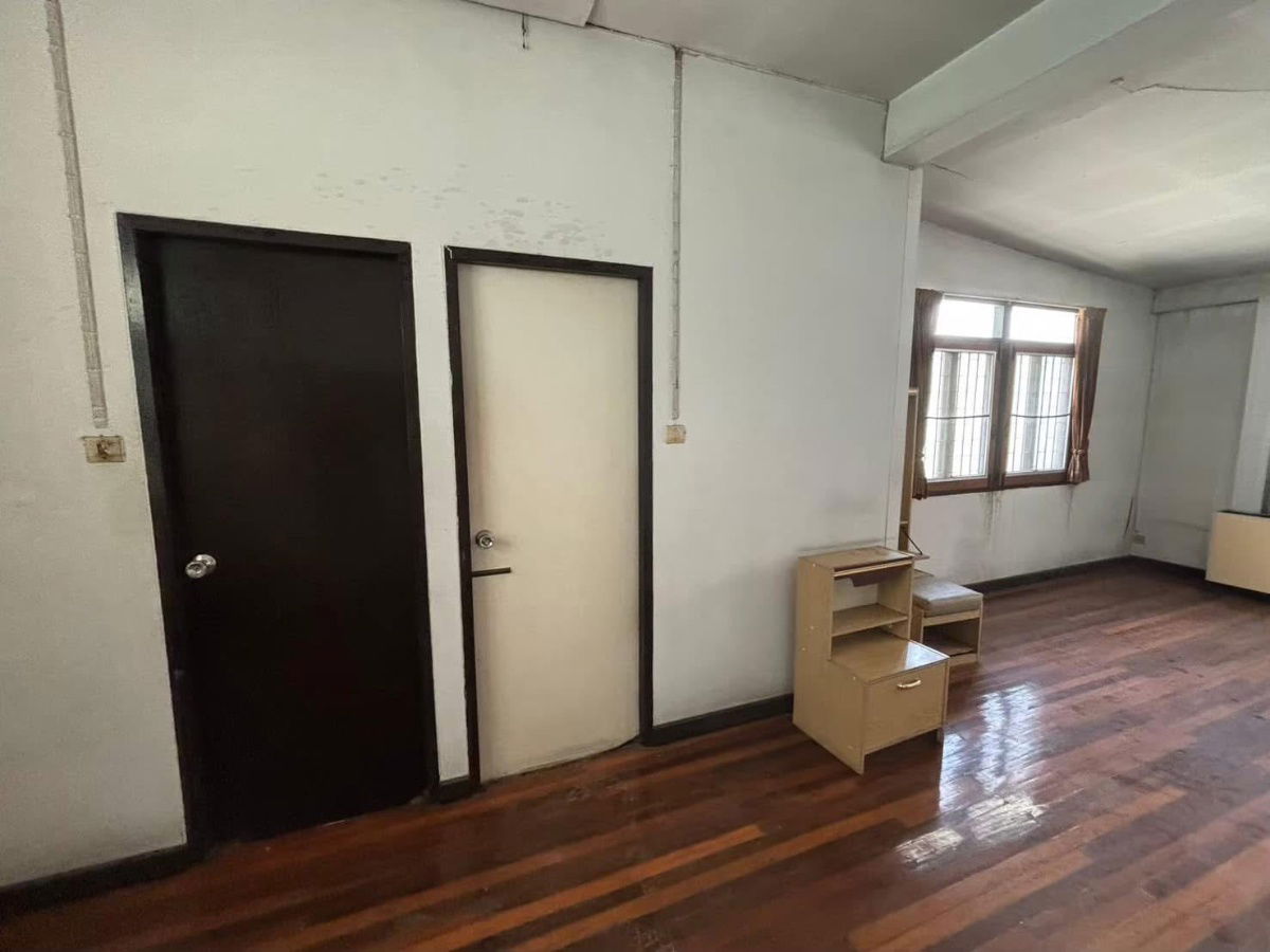 รูป 📌 บ้านเดี่ยวให้เช่า ซ.เอกมัย 28 สุขุมวิท 63 – บ้านใหญ่พร้อมสวน บรรยากาศร่มรื่น เหมาะอยู่อาศัย/Home Office/Clinic สนใจ Line ID : @951qfbfi - รูปที่ 8/10