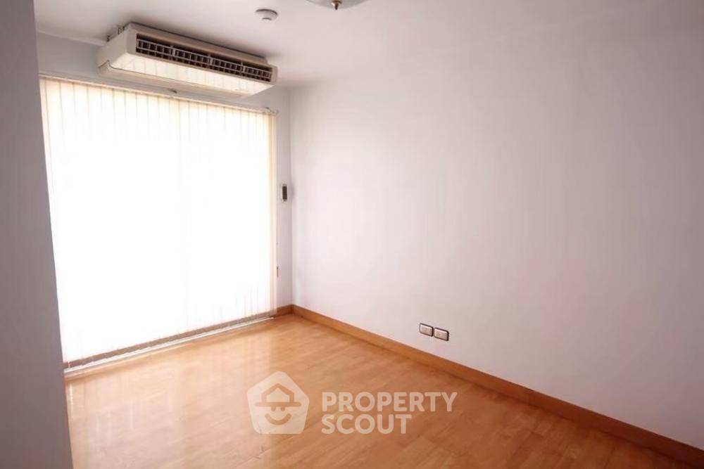 picture 2-BR Condo at Sarin Place Condominium near BTS Ratchayothin (ID 834795) - 2/8