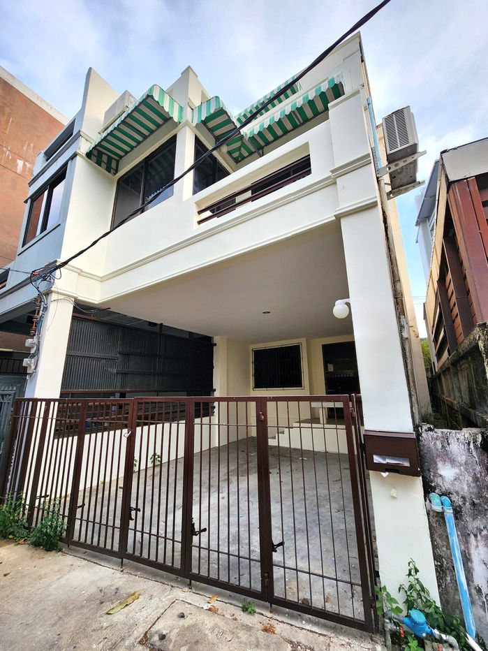รูป ขายด่วน‼️บ้านทาวน์เฮาส์ 3 ชั้น สุดคุ้มย่านสุขุมวิท 65 บ้านทำเลดีในราคาที่เอื้อมถึง บ้านทาวน์เฮาส์ 3 ชั้น ขนาด 20 วา 4 นอน 3 น้ำ - รูปที่ 1/20