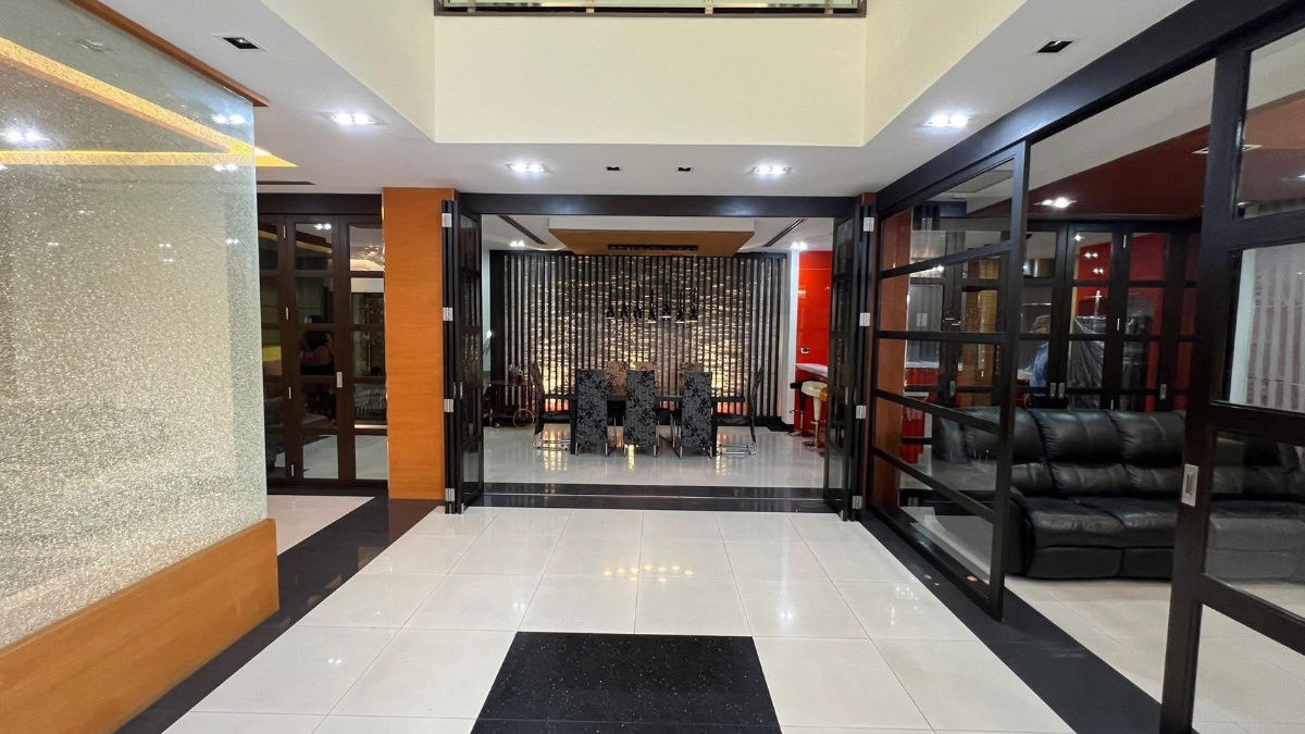 รูป P0211 ให้เช่าทาวน์เฮ้าส์หรู สุขุมวิท 26 – 5 ห้องนอน พร้อมที่จอดรถ 3 คัน - รูปที่ 8/15