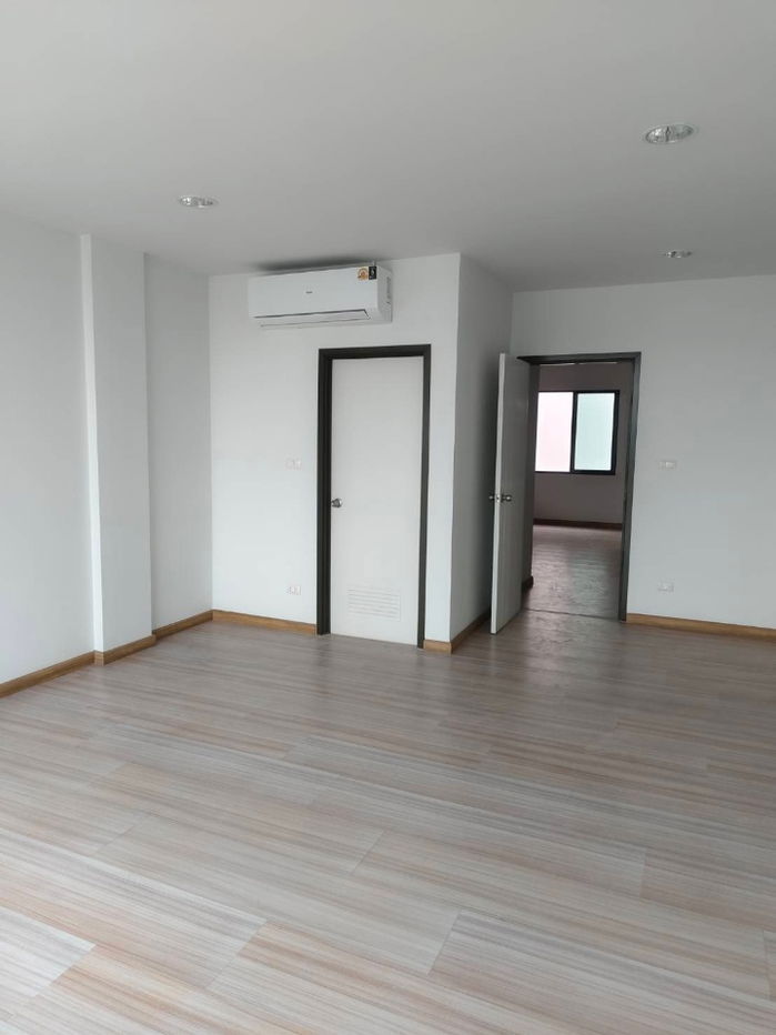 รูป WS2597 🏢 ให้เช่า โฮมออฟฟิศ 3.5 ชั้น ทำเลพระราม 9 – ศรีนครินทร์ หน้าติดถนนใหญ่ เหมาะสำหรับอยู่อาศัย  เพียง 33,000 บาท/เดือน - รูปที่ 6/9