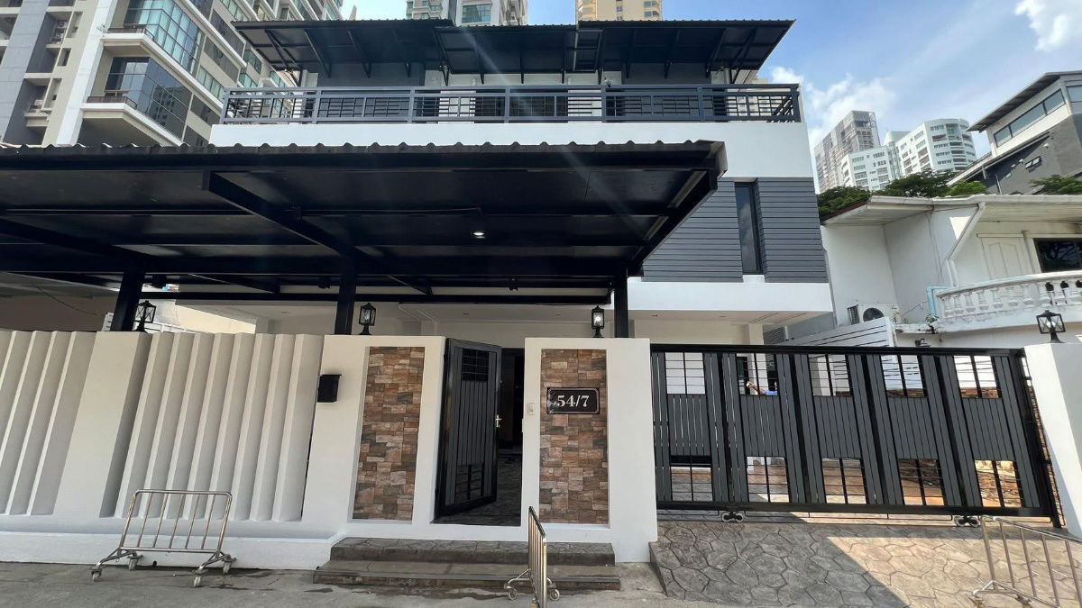 รูป P0211 ให้เช่าทาวน์เฮ้าส์หรู สุขุมวิท 26 – 5 ห้องนอน พร้อมที่จอดรถ 3 คัน - รูปที่ 1/15