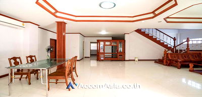 เช่าบ้านเดี่ยว สุขุมวิท ชั้นนอก : 🔼🔽 AccomA 📩 Home Office 3 BR House in Phra Khanong Nuea (AA29809)