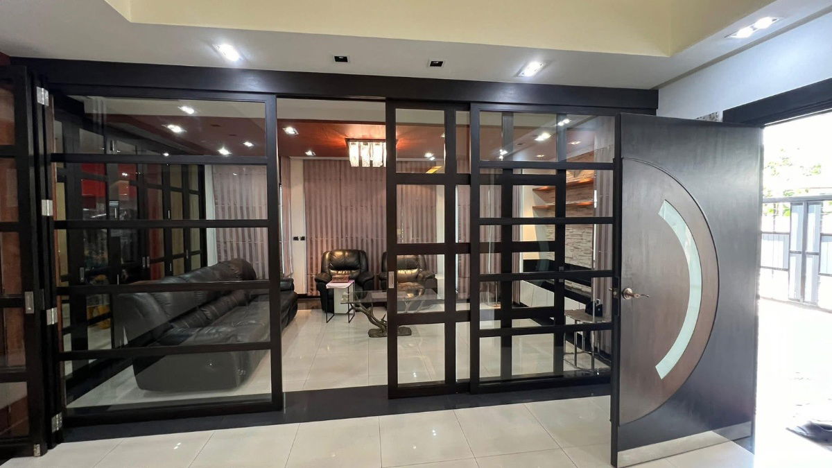 รูป P0211 ให้เช่าทาวน์เฮ้าส์หรู สุขุมวิท 26 – 5 ห้องนอน พร้อมที่จอดรถ 3 คัน - รูปที่ 9/15