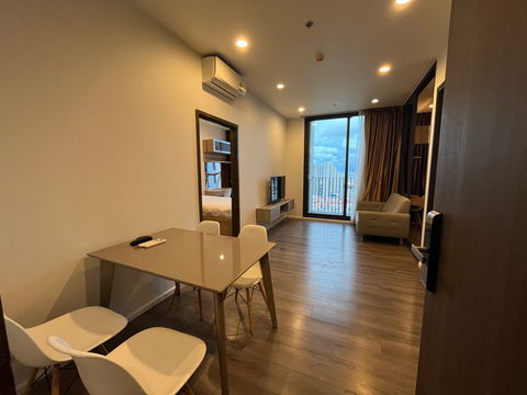 For rent : Whizdom Essence Sukhumvit, 2 Bedrooms, 2 Bathrooms, Rent 35,000 Baht / Month, Ready to move as of today.
