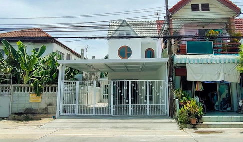 บ้านหลังริม  ถนนเมน  จอดรถสบาย  รีโนเวทใหม่  หมู่บ้านบัวทอง 2 ทาวน์เฮ้าส์ 3 ห้องนอน   MRT สถานีคลองบางไผ่ อยู่หน้าหมู่บ้าน  ใกล้เซนทรัล เวสเกต