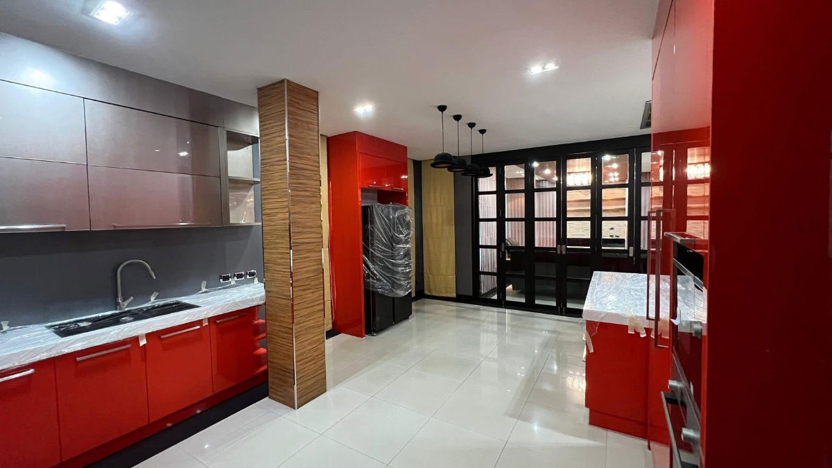 รูป P0211 ให้เช่าทาวน์เฮ้าส์หรู สุขุมวิท 26 – 5 ห้องนอน พร้อมที่จอดรถ 3 คัน - รูปที่ 7/15