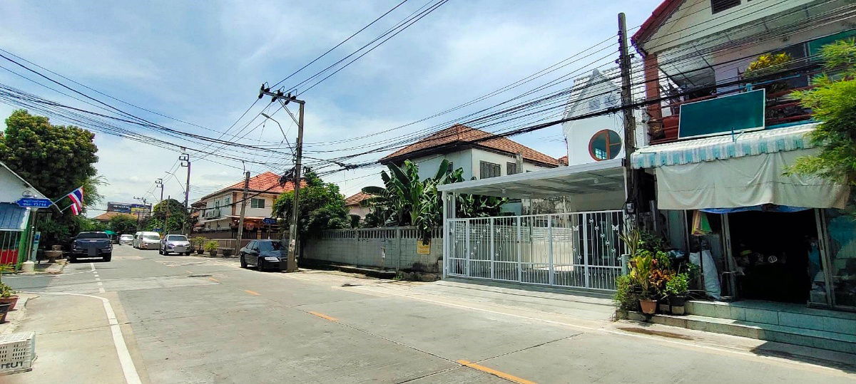 รูป บ้านหลังริม  ถนนเมน  จอดรถสบาย  รีโนเวทใหม่  หมู่บ้านบัวทอง 2 ทาวน์เฮ้าส์ 3 ห้องนอน   MRT สถานีคลองบางไผ่ อยู่หน้าหมู่บ้าน  ใกล้เซนทรัล เวสเกต - รูปที่ 2/3