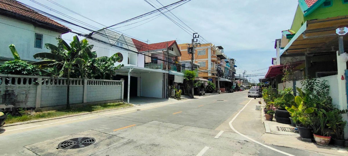 รูป บ้านหลังริม  ถนนเมน  จอดรถสบาย  รีโนเวทใหม่  หมู่บ้านบัวทอง 2 ทาวน์เฮ้าส์ 3 ห้องนอน   MRT สถานีคลองบางไผ่ อยู่หน้าหมู่บ้าน  ใกล้เซนทรัล เวสเกต - รูปที่ 3/3