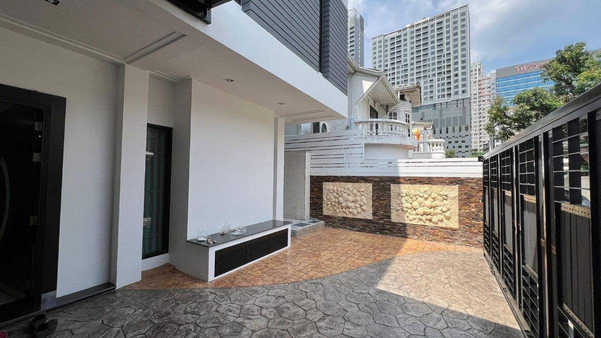รูป P0211 ให้เช่าทาวน์เฮ้าส์หรู สุขุมวิท 26 – 5 ห้องนอน พร้อมที่จอดรถ 3 คัน - รูปที่ 14/15